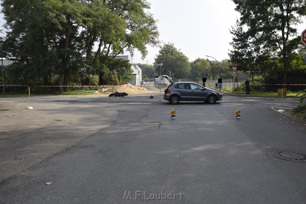 Schwerer Krad PKW Unfall Koeln Muelheim Am Springborn Cottbuserstr P041.JPG - Miklos Laubert